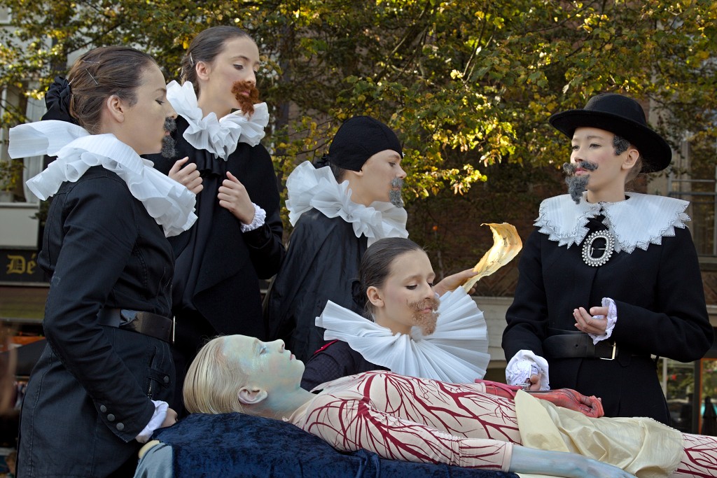 living statue levend standbeeld evenement event festival festiviteit kunst art straatkunst streetart artiest beeld beeldhouwwerk sculpture sculptuur